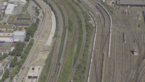 Auf dem Luftbild liegt mittig der Gäubahn-Damm, links sind die Bauarbeiten zur neuen S-Bahn-Trasse erkennbar. (Archivbild)