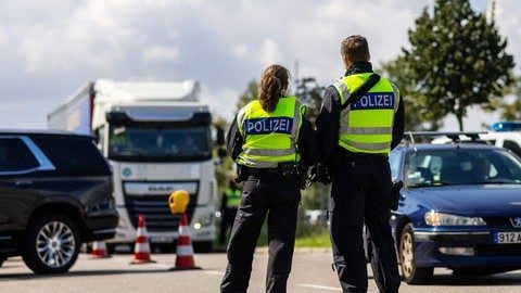 Beamte der Bundespolizei kontrollieren die Grenze zwischen Baden-Württemberg und Frankreich.