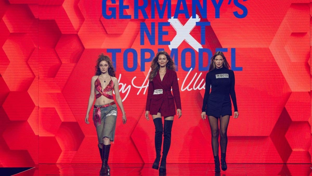 Indra (links) auf dem Laufsteg bei Germany's Next Topmodel. 