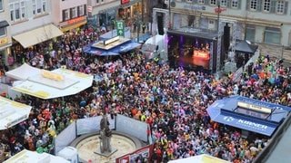 In Bad Kreuznach wird im Narrenkäfig die Weiberfastnacht gefeiert.