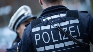 Eine Polizistin (links) und ein Polizist