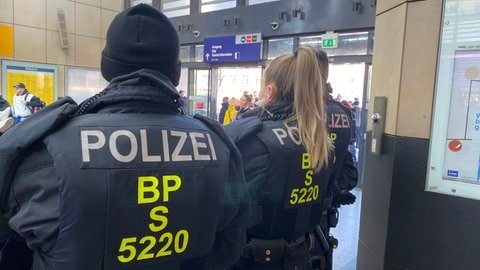 Polizistinnen und Polizisten im Mannheimer Hauptbahnhof am Sonntagvormittag. 