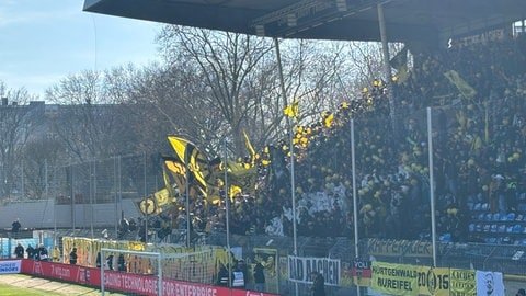 Fans von Alemannia Aachen im Mannheimer Carl-Benz-Stadion