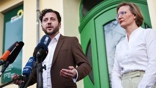 Felix Banaszak (links) und Franziska Brantner vor Pressevertretern in Berlin