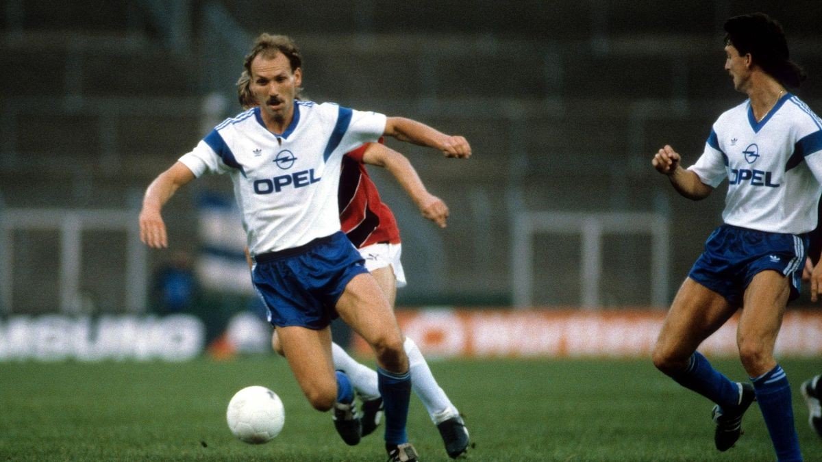 Frank Benatelli (l.) war bis zum 8. März 2025 der bisher letzte Torschütze des VfL Bochum bei einem Sieg des VfL beim FC Bayern München. Am 28. August 1991 erzielte er den 2:0-Endstand. 