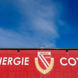 Das Vereinslogo des Cottbuser Fussballvereins FC Energie Cottbus ist am Stadion der Freundschaft in Cottbus zu sehen am 04.11.2023. (Quelle: IMAGO/Andreas Franke)