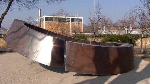 Der "Gebrochener Ring" im Stadtgarten in Winnenden. Das Kunstwerk von Martin Schöneich fungiert als Mahnmal nach dem Amoklauf von Winnenden. 