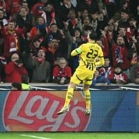 Borussia Dortmunds deutscher Mittelfeldspieler #23 Emre kann feiern, nachdem er das erste Tor seines Teams während der UEFA Champions League im letzten 16. Fußballspiel zwischen OSC Lille und Borussia Dortmund im Pierre Mauroy Stadium in Lille, Nordfrankreich, am 12. März 2025 erzielt hat (Photo von Francois Nasceni / AFP).