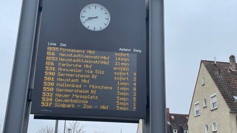 Eine Bustafel am Bahnhof Landau zeigt auch Regionalbahnen an: Weil die Zugstrecke Landau-Winden gesperrt ist, fahren Busse als Ersatzverkehr.