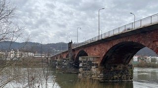 An der Trierer Römerbrücke sind Bauschäden entdeckt worden. Sie muss nun saniert werden.