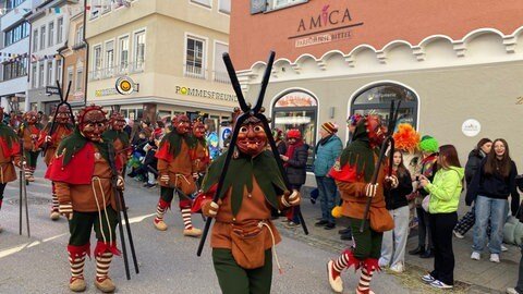 Ein Höhepunkt der Fastnacht: Die Narren ziehen im Häs durch Ravensburg