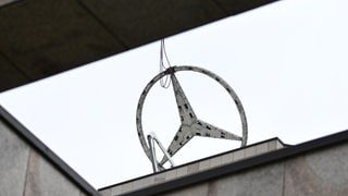 Von der ehemaligen Zentrale des Fahrzeugherstellers Mercedes-Benz wird das Emblem des Konzerns, der Mercedes-Stern, abgebaut.