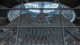 Blick auf den Bundesadler im Plenarsaal im deutschen Bundestag