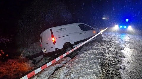 Ein Transporter ist im Hunsrück zwischen Thalfang und Deuselbach auf schneeglatter Straße in den Graben gerutscht.