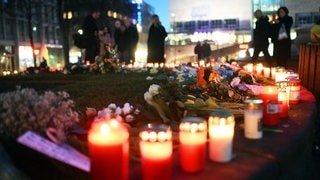 Kerzen und Blumen wurden am Mannheimer Paradeplatz nieder gelegt. Am Vortag war ein Autofahrer in der nahe gelegenen Fußgängerzohne in eine Menschenmenge gefahren. Zwei Menschen starben, weitere wurden verletzt.