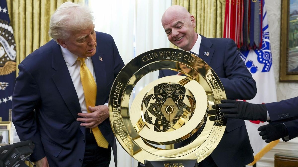 FIFA-Präsident Gianni Infantino (rechts) zeigt US-Präsident Donald Trump im Oval Office die Trophäe der FIFA Klub-Weltmeisterschaft.