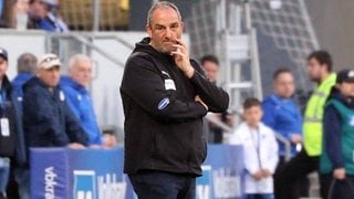 Frank Schmidt, Trainer des 1. FC Heidenheim, auf dem Weg zu seiner Trainerbank